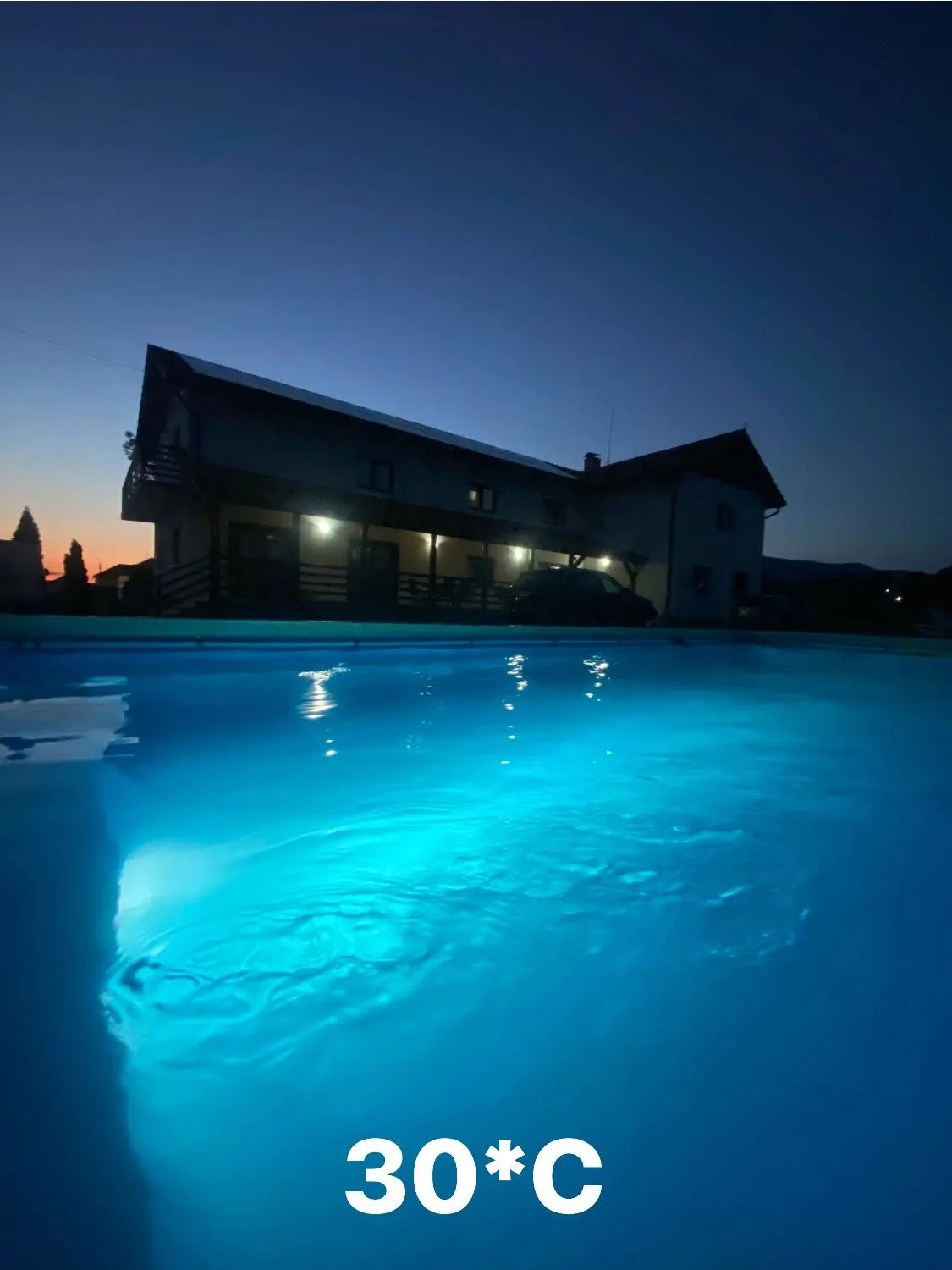 Piscina încălzită și iluminată de la Pensiunea Ony, seara