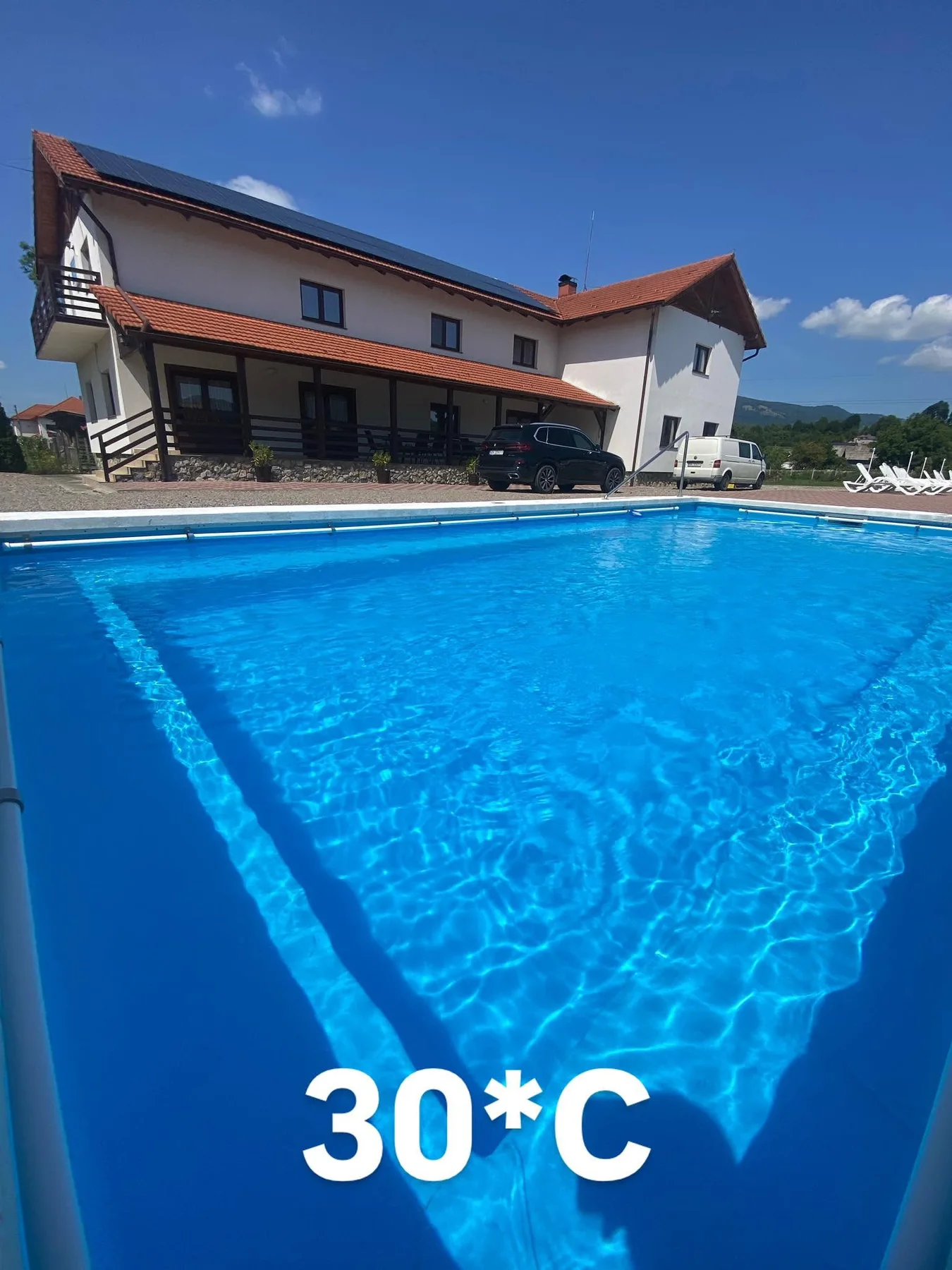 Pensiunea Ony și piscina exterioară pe timpul zilei