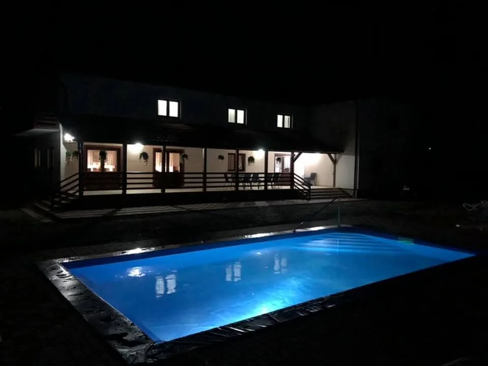 Piscina Pensiunii Ony iluminată pe timpul nopții