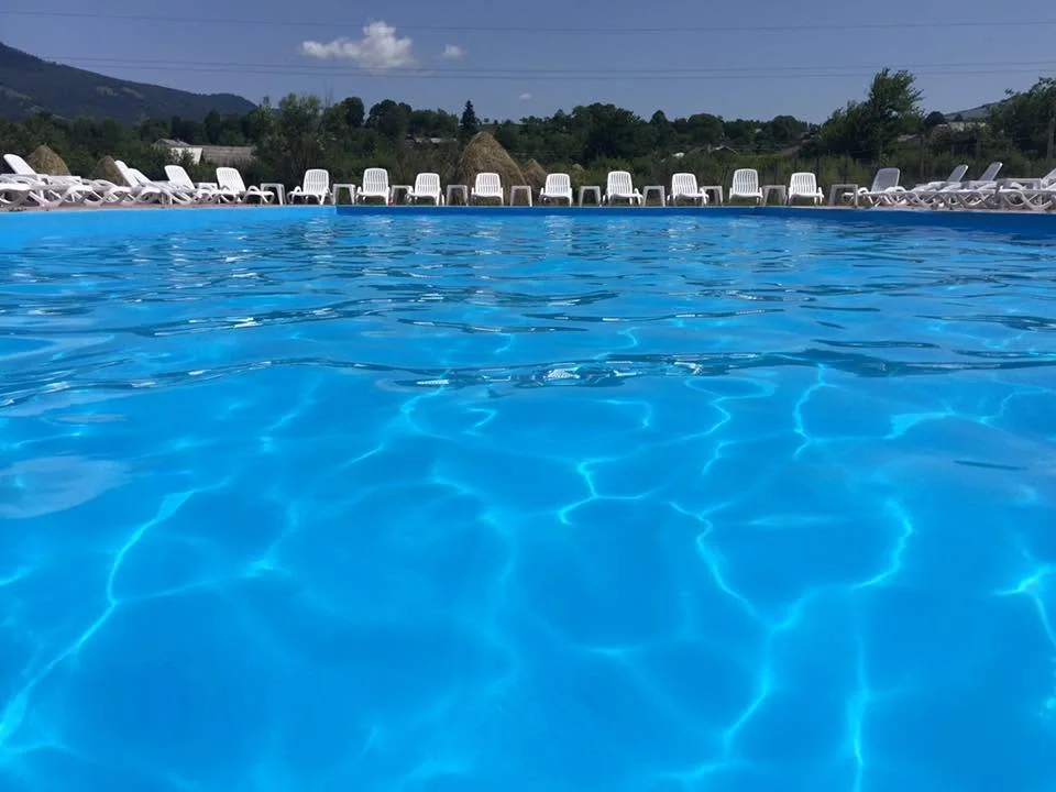 Zonă de relaxare la piscina Pensiunii Ony